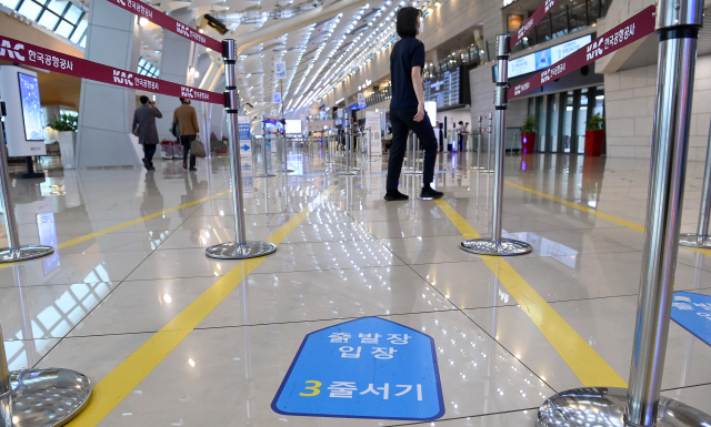 지난 23일 김포공항 국내선 출발장 앞이 크리스마스 연휴를 앞두고 있지만 한가한 모습을 보이고 있다. /이호재기자.