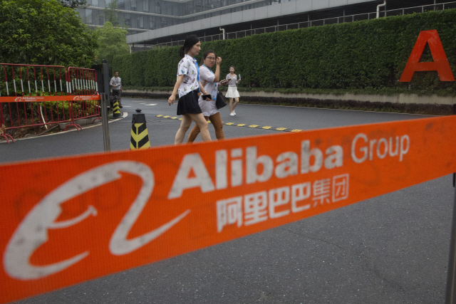 중국 저장성 항저우에 있는 알리바바 본사를 직원들이 지나가고 있다. /AP연합뉴스