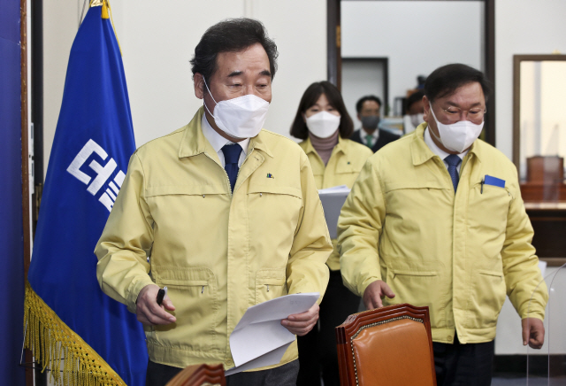 이낙연 더불어민주당 대표와 김태년 원내대표가 28일 오후 국회에서 열린 최고위원회의에 참석하고 있다.  /연합뉴스