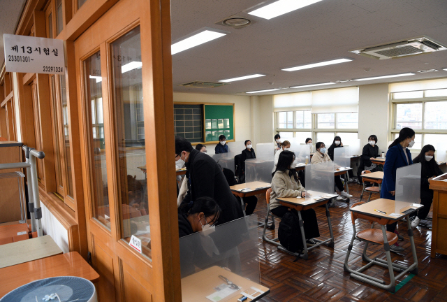 수능 감독관들이 3일 오전 부산 동구 경남여고의 한 시험장에서 수험생 신원을 확인하고 있다. (사진은 기사 내용과 관계 없음) /부산=연합뉴스