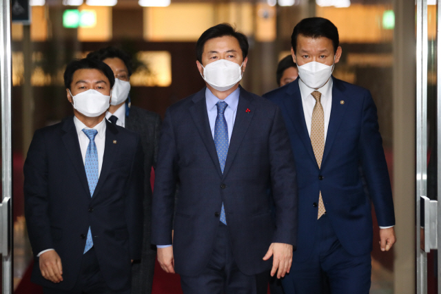 부산시장 보궐선거 여권후보로 거론되고 있는 김영춘 국회 사무총장이 28일 오후 국회에서 열리는 퇴임식에 참석하고 있다/연합뉴스