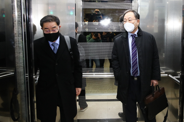 공수처장 후보, 野 추천위원 퇴장 속 의결…주호영 '원천무효' 법적대응 예고