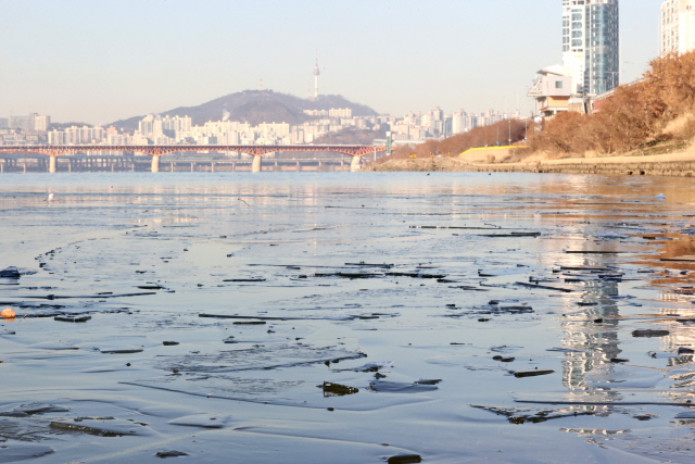 영하권 추위가 계속되는 17일 오전 서울 뚝섬한강공원 인근 선착장에 얼음이 얼어 떠 있다. /연합뉴스