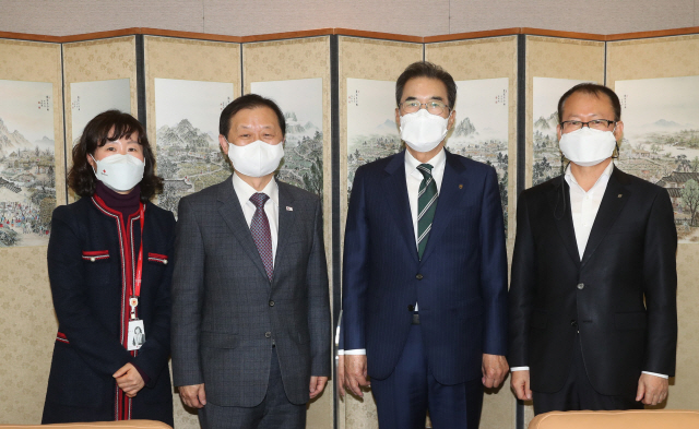 이성희(왼쪽 세 번째) 농협중앙회장과 신희영(〃 두 번째) 대한적십자사 회장이 28일 서울 중구 농협중앙회 본관에서 양 기관의 지속적 협력 관계에 대해 논의를 마친 후 기념 촬영을 하고 있다. /사진 제공=농협