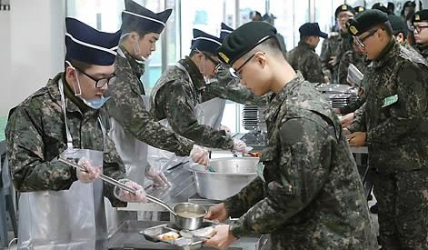 군대 식단 확 바뀐다···월 1회 시중판매 햄버거 제공