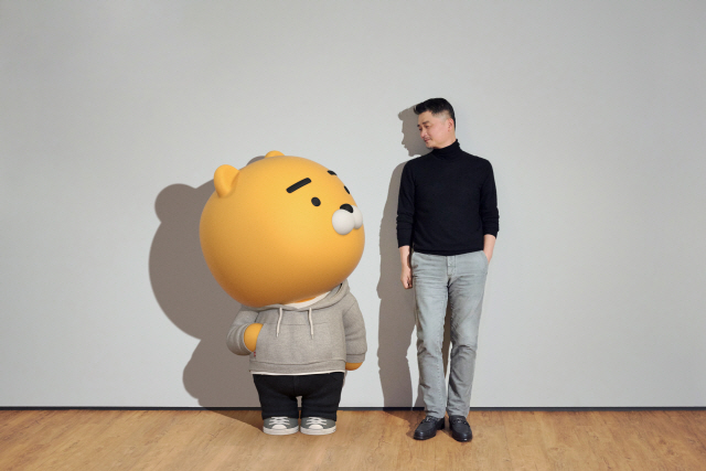 김범수 카카오 의장과 카카오 공식 캐릭터 라이언 모형이 눈을 마주하고 있다. /사진제공=카카오