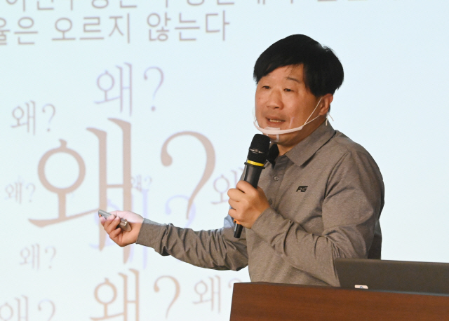 서민 단국대학교 교수가 지난 11월 11일 오전 서울 여의도 국회 의원회관에서 열린 국민의힘 초선모임인 ‘명불허전 보수다’에서 야당의 길을 주제로 강연하고 있다. /연합뉴스