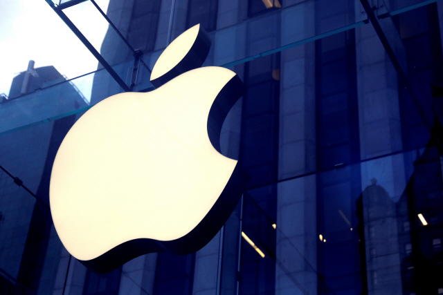 미 뉴욕 맨해튼에 위치한 애플 로고가 달려 있는 매장 입구./로이터 연합뉴스