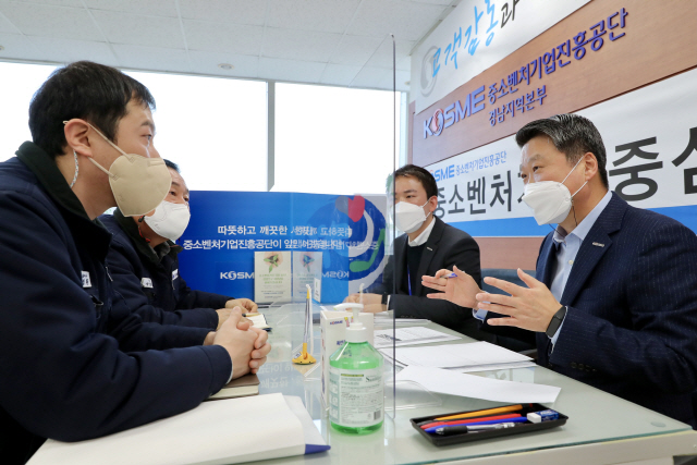 김학도(오른쪽 첫번째) 중소벤처기업진흥공단 이사장은 29일 오전 경남 창원 경남지역본부를 찾아 중소기업 관계자를 상대로 정책자금 상담을 진행하고 있다. /사진제공=중진공