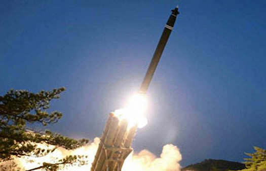 지난 3월 29일 북한이 초대형 방사포를 시험발사하고 있다.       /연합뉴스