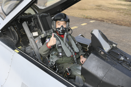 공군 ‘2020년 탑건’으로 선정된 한재석 소령이 기념 촬영을 하고 있다.                      /사진제공=공군
