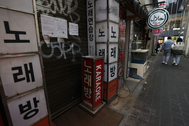 서울 중구 명동 한 노래방의 문이 닫혀있다. /연합뉴스