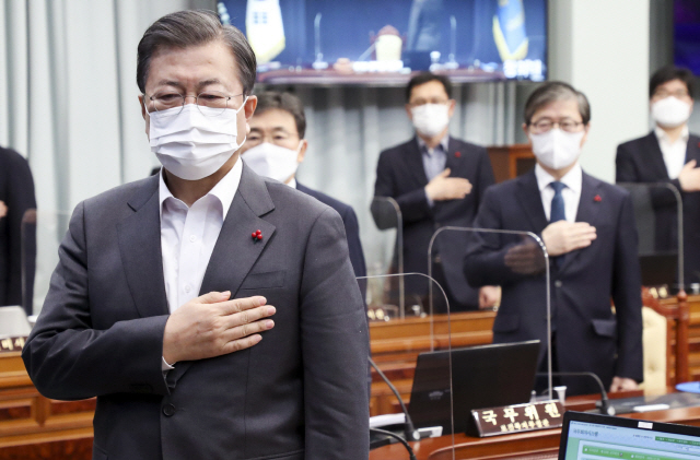 문재인 대통령이 29일 오전 청와대에서 열린 국무회의에서 국기에 경례하고 있다. 오른쪽은 변창흠 국토교통부 장관./연합뉴스