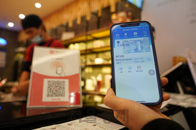 쑤저우의 한 시민이 한 카페에서 디지털 위안화 결제를 시도하고 있다.