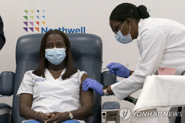 미국에서 첫 코로나19 백신 접종받는 샌드라 린지 간호사/연합뉴스