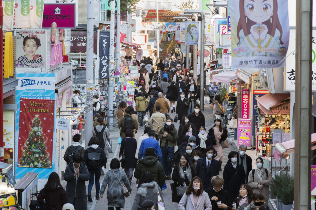 일본 도쿄 시민들이 17일 번화가인 하라주쿠의 거리를 오가고 있다./연합뉴스