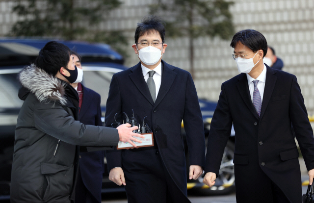 이재용(가운데) 삼성전자 부회장이 30일 서초구 서울고등법원에서 열린 국정 농단 사건 파기환송심 재판에 출석하기 위해 법정으로 향하고 있다. /연합뉴스