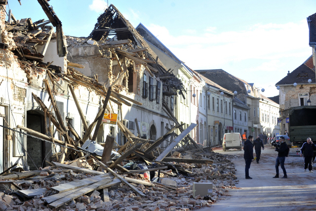 29일(현지 시간) 크로아티아 중부 페트리냐에서 규모 6.4의 강진이 발생해 건물들이 붕괴하면서 벽돌과 잔해가 거리에 흩어져 있다. 이날 지진으로 12세 여자 어린이를 포함해 5명이 숨지고 최소 20명이 입원 중인 것으로 알려졌다. /AP연합뉴스