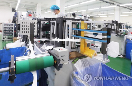 경기 용인에 위치한 마스크 생산 공장에 마스크 제조 기계가 작동하고 있다. /연합뉴스