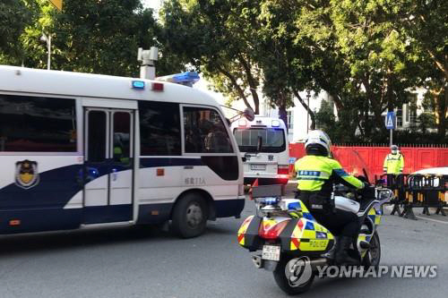 ‘대만 망명 시도’ 홍콩 청년들 태우고 법원 들어서는 공안 호송차량./로이터연합뉴스