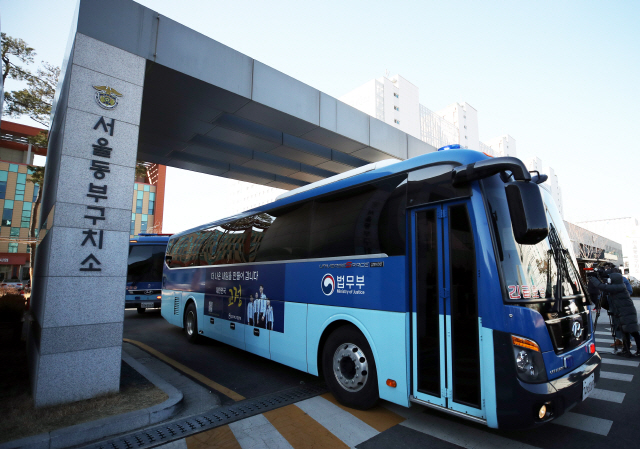다수의 코로나19 확진자가 발생한 서울 송파구 동부구치소에서 30일 일부 수용자 이감을 위해 수용자들을 태운 버스가 출발하고 있다./연합뉴스