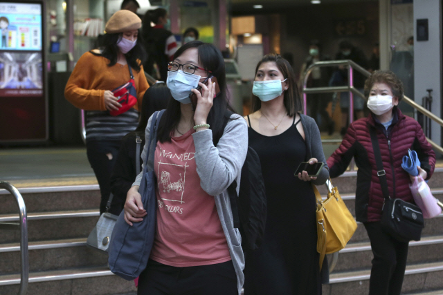 29일 대만 타이페이에서 마스크를 착용한 시민들이 길을 가고 있다. /AP연합뉴스