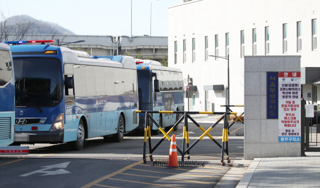 30일 일부 수용자 이감을 위해 동부구치소 수용자들을 태운 버스가 출발하고 있다./연합뉴스
