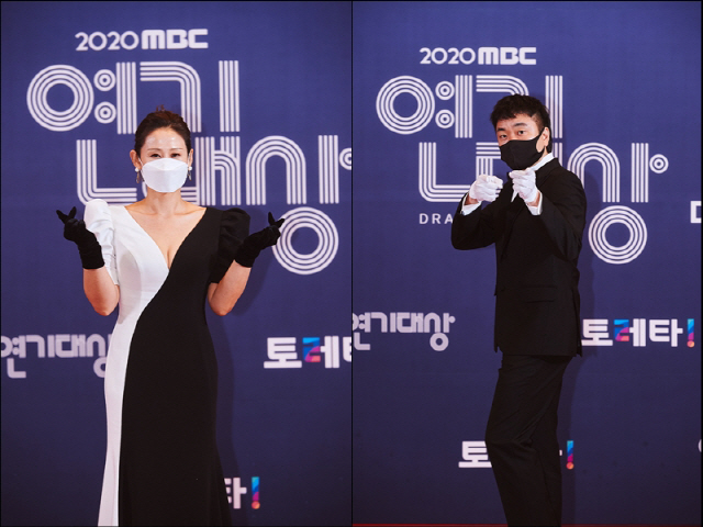 30일 진행된 ‘2020 MBC 연기대상’ 시상식에서 우수상을 수상한 박선영, 이성욱 /사진=MBC