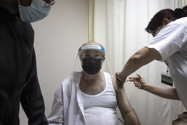 이스라엘서 화이자 백신 접종자 또 사망…접종 2시간 만에 심장마비