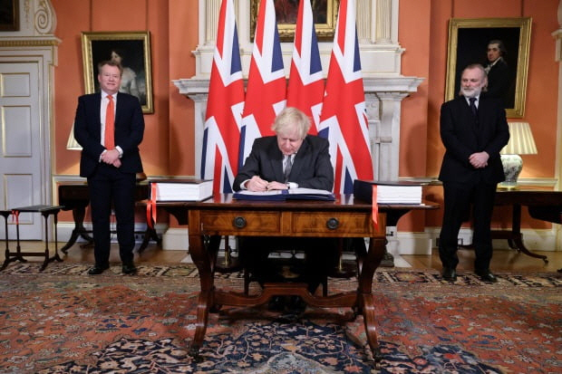 보리스 존슨 영국 총리가 30일(현지시간) 런던 다우닝가 10번지의 총리 관저에서 브렉시트(영국의 유럽연합 탈퇴) 협정문에 서명하고 있다./EPA=연합뉴스