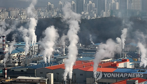 경기도 안산시 단원구 원시동 안산스마트허브전망대에서 살펴본 반월공단 전경. 신년을 맞은 소띠 중소기업 협동조합이사장들은 주당 52시간 근로제 시행 등에 따른 부작용을 낮출 입법 보완 조치를 요구했다./연합뉴스