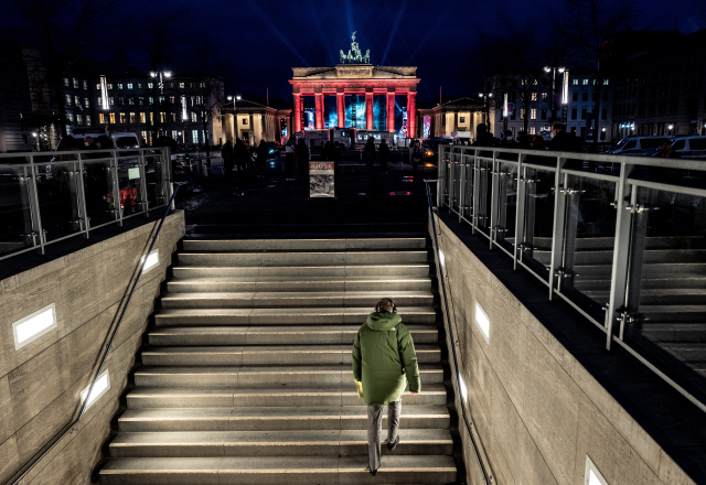 한 보행자가 30일 독일 베를린의 파리르 플라츠에 있는 브란덴부르크 문 근처를 걷고 있다. 올해 행사는 코로나 바이러스 대유행으로 인해 관객 없이 텔레비전 제작으로 진행될 예정이다./EPA·연합뉴스