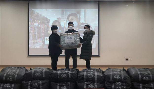 코레일테크가 대전중앙시장활성화구역 상인회에 이불을 전달했다. 사진제공=코레일테크