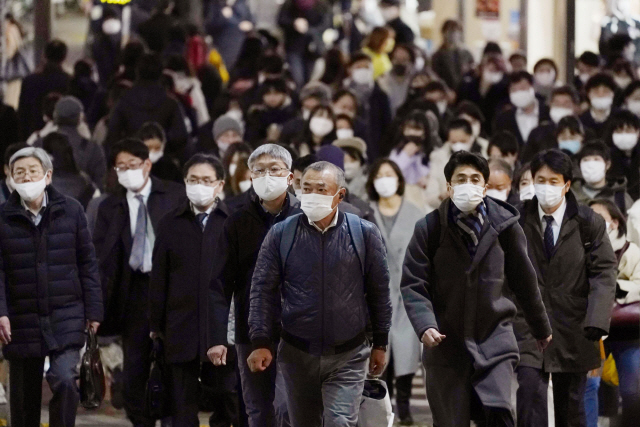 일본에서 지난달 31일 4,520명의 코로나19 확진자가 나오면서 하루 최다 기록을 세웠다. 사진은 일본 도쿄 거리의 모습. /AP연합뉴스