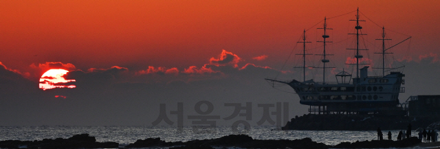 태양이 해돋이 명소 강원도 강릉시 정동진 수평선 너머로 힘차게 떠오르고 있다.  2020년, 인류는 보이지 않는 적과의 전투에서 처참하게 패배했다. 코로나19의 공포가 확산되며 세계 경제가 휘청였고, 소중한 우리의 일상은 송두리째 빼앗겼다.  하지만 전쟁은 아직 끝나지 않았다. 지금도 우리는 한 번도 경험해보지 못한 위기의 터널을 걷고 있지만, 언젠가는 이 터널의 끝에서 우렁찬 승전보가 전해질 것이다. 슬기로운 우리 민족의 핏줄에는 ‘위기 극복 DNA’가 흐른다. 2021년 신축년 새해에는 이 또한 대한민국 위기 극복 역사의 한 페이지로 남기고, 뜨겁게 타오르는 저 태양처럼 열정적이었던 우리의 일상을 되찾아 다시 힘차게 비상하길 기원한다.  코로나19 확산을 막기 위해 각자의 자리에서 사회적 거리두기에 적극 동참하고 계신 모든 분께 벅차오르는 일출 순간의 감동을 대신 전합니다. 새해 복 많이 받으십시오.(사진은 관광지 폐쇄 직전인 지난 22일 촬영했다.)/강릉=오승현기자