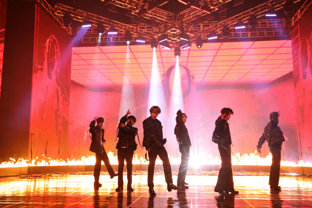 그룹 방탄소년단(BTS)이 미국 EDM 뮤지션 스티브 아오키와 ‘마이크 드롭’ 리믹스 버전 무대를 꾸미고 있다. /사진제공=빅히트 레이블즈