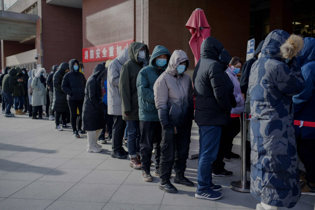 지난달 29일(현지시간) 중국 베이징에서 마스크를 쓴 시민들이 코로나19 진단 검사를 받기 위해 기다리고 있다./AFP연합뉴스
