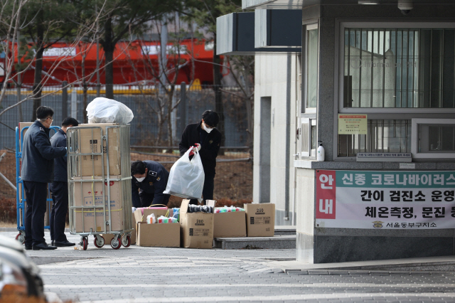 지난달 31일 코로나19 집단 감염이 발생한 서울 동부구치소에 관계자들이 생활용품을 나르고 있다./연합뉴스