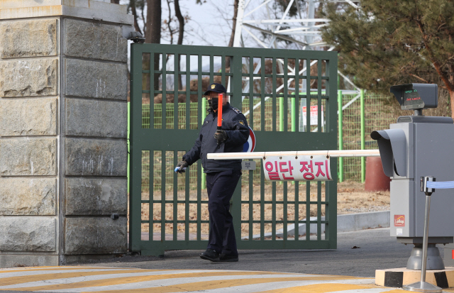 법무부가 2주간 전국 교정시설에서 사회적 거리두기 3단계를 시행한다고 밝힌 지난 31일 오후 경기도 의왕시 서울구치소의 모습. /연합뉴스