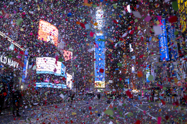 텅 빈 뉴욕 타임스스퀘어…코로나19로 새해맞이 행사에 일반인 통제