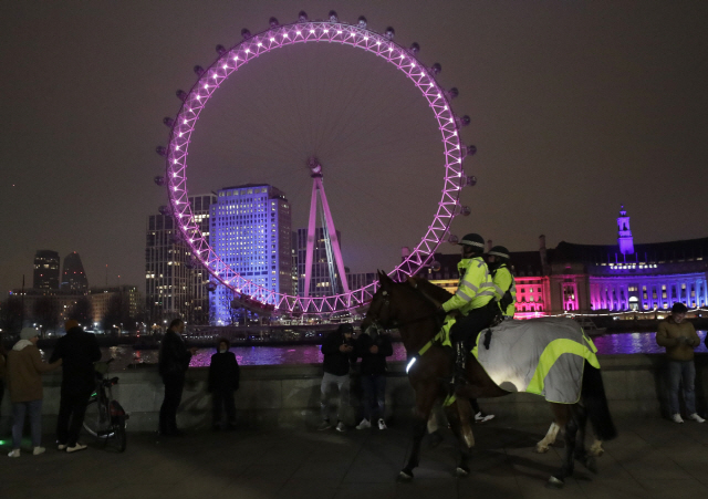 변이 코로나19로 인해 봉쇄령에 가까운 방역규제가 시행된 영국 런던에서 지난해 12월 31일(현지시간) 말을 탄 경찰들이 템스강변을 지나가고 있다. /런던=AP연합뉴스