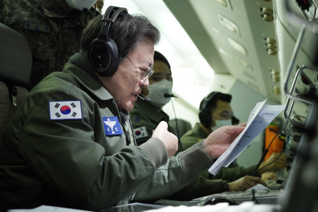 문재인 대통령이 새해 첫날인 1일 공군 항공통제기 E-737에 탑승해 우리 군의 군사대비태세를 점검하며 지휘비행을 하고 있다. /연합뉴스