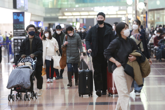 일본에서 신종 코로나바이러스 감염증(코로나19) 확산세가 지속하는 가운데 29일 도쿄 하네다공항 국내선 터미널에서 마스크를 착용한 여행객들이 이동하고 있다./AP연합뉴스