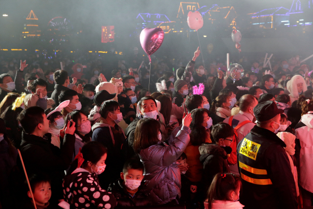중국 우한 시민들이 1일 마스크를 쓰고 새해맞이를 하고 있다. /로이터연합뉴스
