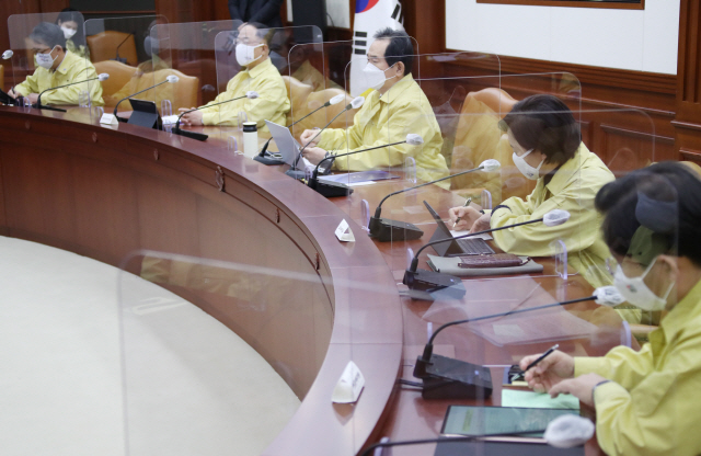 정세균 국무총리가 2일 오전 정부서울청사에서 신종 코로나바이러스 감염증(코로나19) 대응 신년 첫 중앙재난안전대책본부(중대본) 회의를 주재하며 발언하고 있다. /연합뉴스