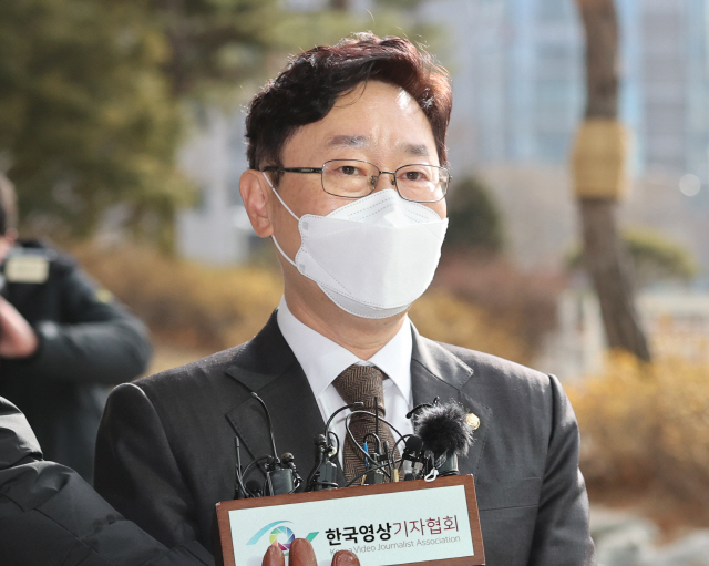 박 후보자가 31일 오후 서울고검 앞에서 취재진의 질문에 답하고 있다.