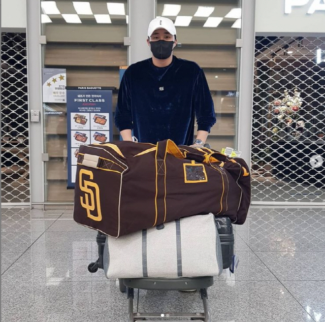 김하성이 2일 샌디에이고 가방을 카트에 싣고 인천공항을 통해 입국하고 있다. /사진제공=에이스펙코퍼레이션