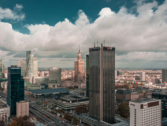폴란드 바르샤바 옥스퍼드타워에 설치된 LG 옥외광고 모습./사진 제공=LG