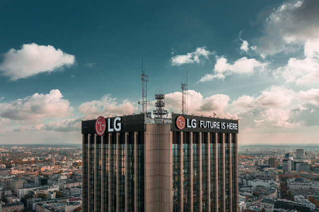 LG, 가전·배터리 전진기지 폴란드 바르샤바 마천루에 옥외광고
