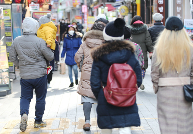 3일 행정안전부가 발표한 주민등록 인구통계에 따르면 2020년 12월 31일 기준 우리나라 주민등록 인구는 모두 5천182만9천23명으로 2019년 말보다 2만838명(0.04%) 감소했다.연간 기준으로 주민등록인구가 감소한 것은 이번이 처음이다. 사진은 3일 오후 서울 명동 거리를 오가는 시민들의 모습. /연합뉴스